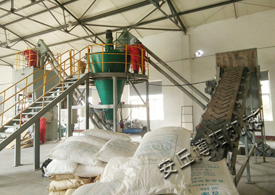 水泥自動拆包機拆包後（hòu）怎（zěn）樣輸送呢？