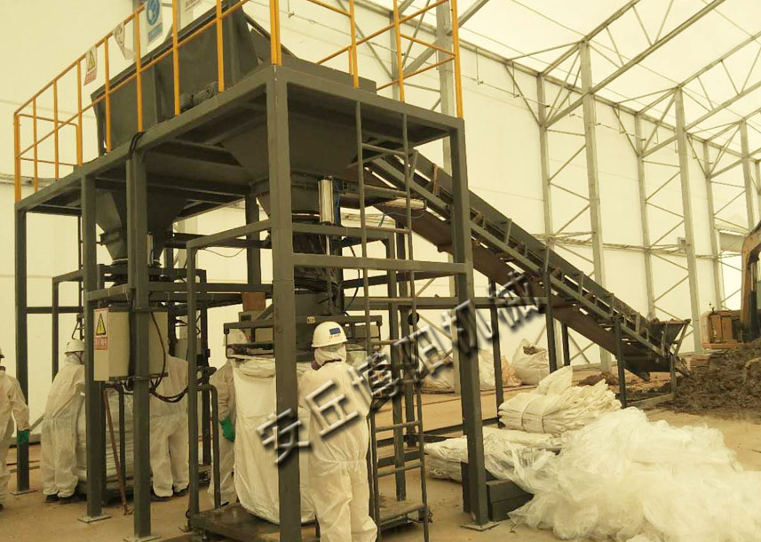 橡膠顆（kē）粒噸包包裝機使用前出現偏載問題的解決辦（bàn）法