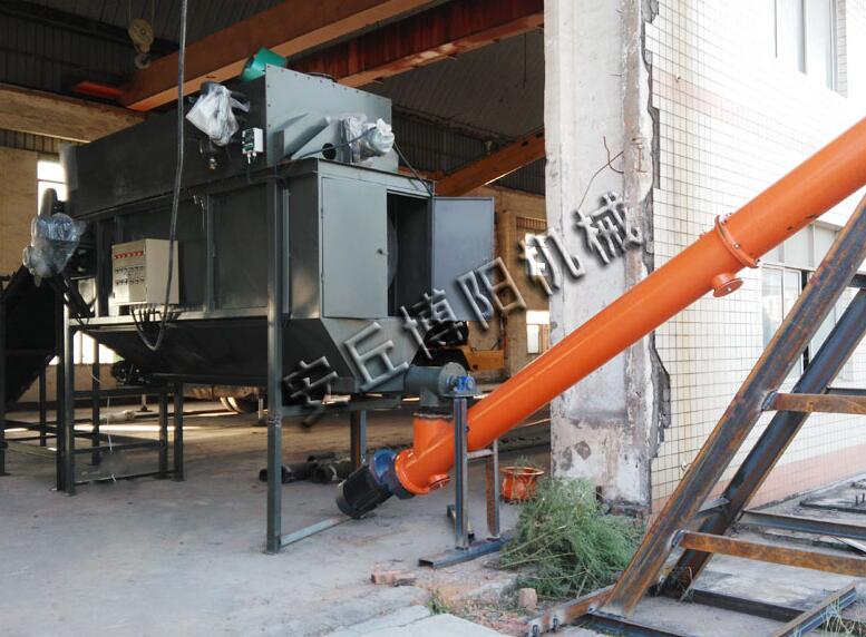 飼料母粉自動拆包機是環保（bǎo）“小助（zhù）手（shǒu）”？