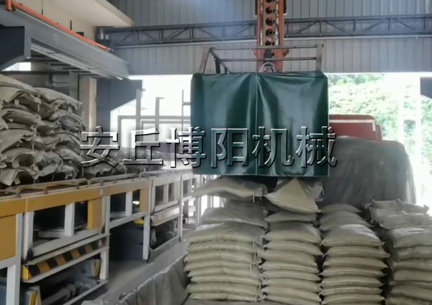 尿素顆（kē）粒機器人自動（dòng）裝車（chē）機解決了多個行業的裝車難題