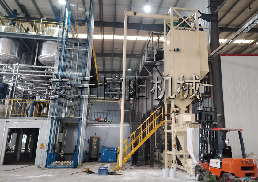 安丘博陽機械碳酸鈣噸袋拆包機是（shì）如何工作的（de）呢？